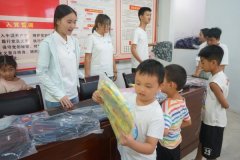 孩子们已力争上逛地高喊“手机
